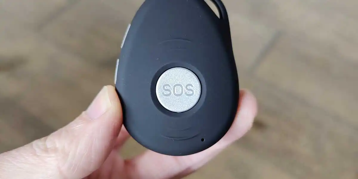 Lifewatcher sos button pro close up in hand van Martijn (GPSExperts.nl test)