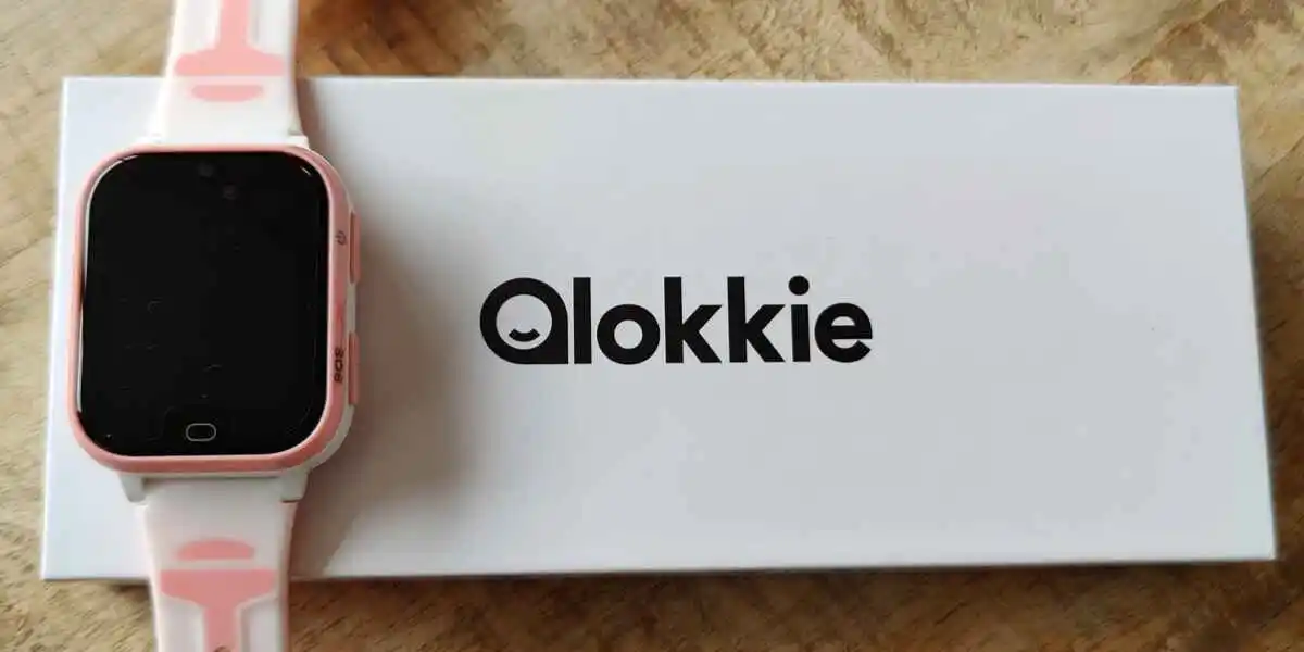 Qlokkie Kiddo Next review met horloge op doos (GPSExperts.nl test)
