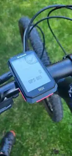 Sigma Rox 4.0 fietscomputer op fiets bevestigd met GPS scherm (GPSExperts.nl test)