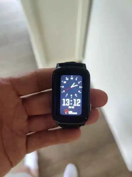 Lifewatcher Senior 4G alarm SOS horloge startscherm in hand (GPSExperts.nl test)