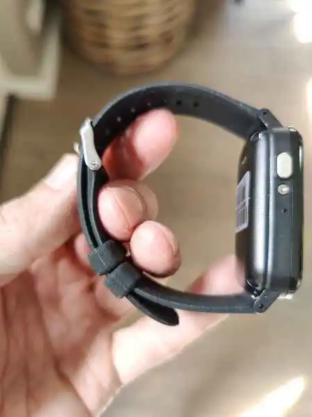 Lifewatcher Senior 4G alarm SOS horloge zijkant in hand (GPSExperts.nl test)