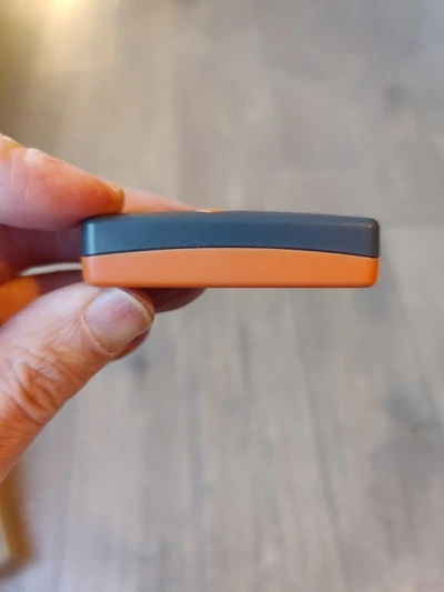 Weenect XS kat tracker close up lange zijkant (GPSExperts.nl test)