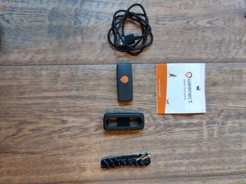 Weenect XS kat tracker unboxing met handleiding, beschermhoesje, koord en kabel (GPSExperts.nl test)