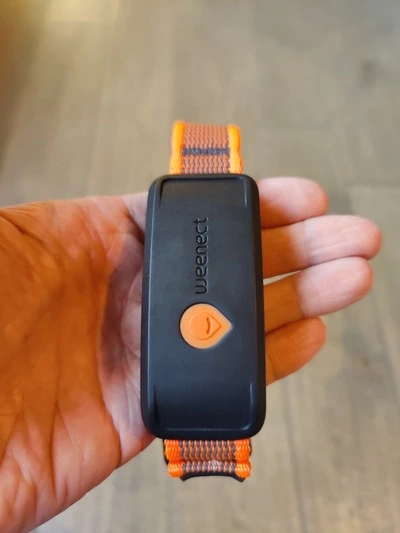 Weenect XT hond tracker in hand close up (GPSExperts.nl test)