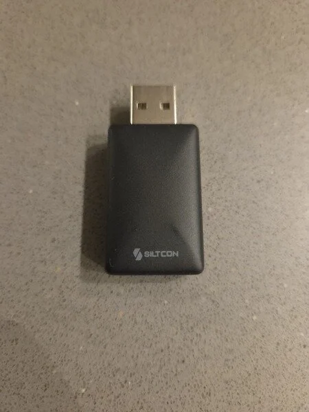 Siltcon carplay dongle op keukentafel op ware grootte (GPSExperts.nl test)