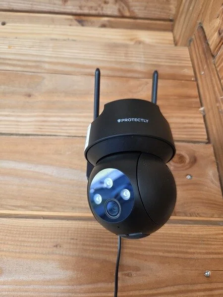 Protectly 3K HD 5MP beveiligingscamera voor buiten onder overkapping geinstalleerd (GPSExperts.nl test)