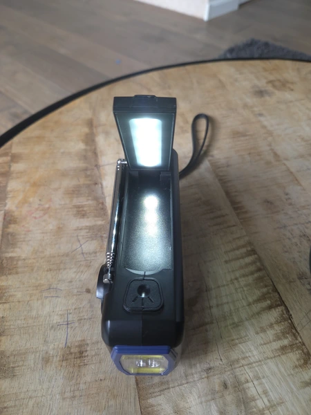 NovaWare noodradio bovenkant op salontafel met zonnecellen en leeslamp (GPSExperts.nl test)