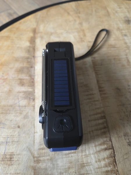 NovaWare noodradio bovenkant op salontafel met zonnecellen (GPSExperts.nl test)