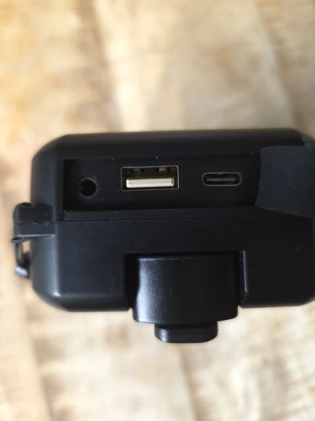 NovaWare noodradio onderkant met aansluitingen USB (GPSExperts.nl test)