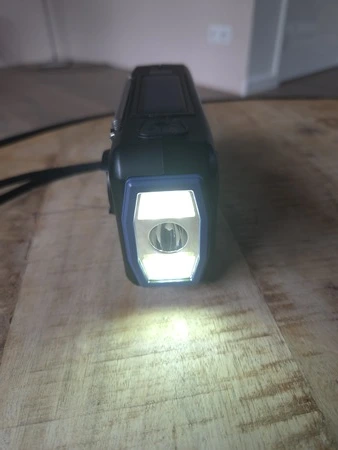 NovaWare noodradio op salontafel met grootlicht zaklamp functie (GPSExperts.nl test)