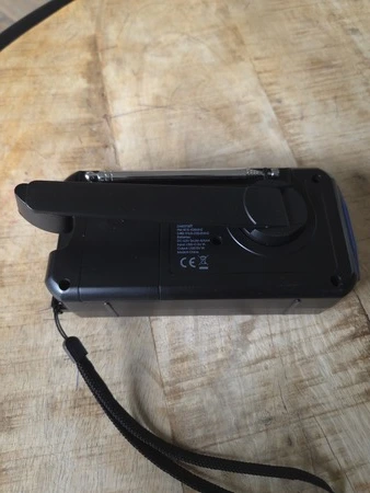 NovaWare noodradio op salontafel met handzwengel functie (GPSExperts.nl test)