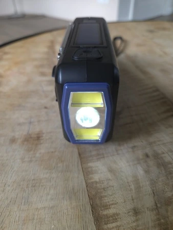 NovaWare noodradio op salontafel met zaklamp functie (GPSExperts.nl test)