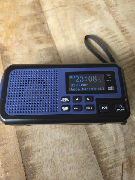 NovaWare noodradio voorkant op salontafel met FM verbinding (GPSExperts.nl test)