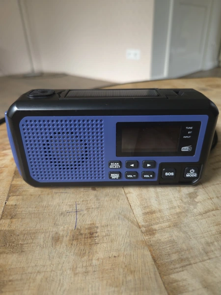 NovaWare noodradio voorkant op salontafel (GPSExperts.nl test)