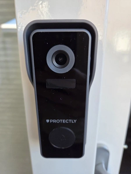 Protectly 2K video deurbel aan kozijn van deur (GPSExperts.nl test)