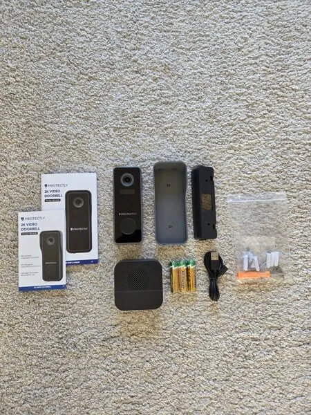 Protectly 2K video deurbel unboxing met gong, houder, batterijen en kabels (GPSExperts.nl test)