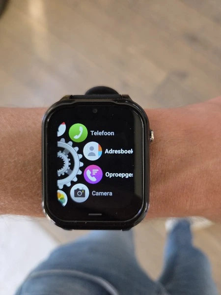 Protectly GPS horloge menu om arm Martijn (GPSExperts.nl test)